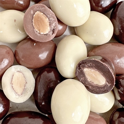 Bambusæske med trælåg. Fyldt med 200 gram Italienske chokolademandler